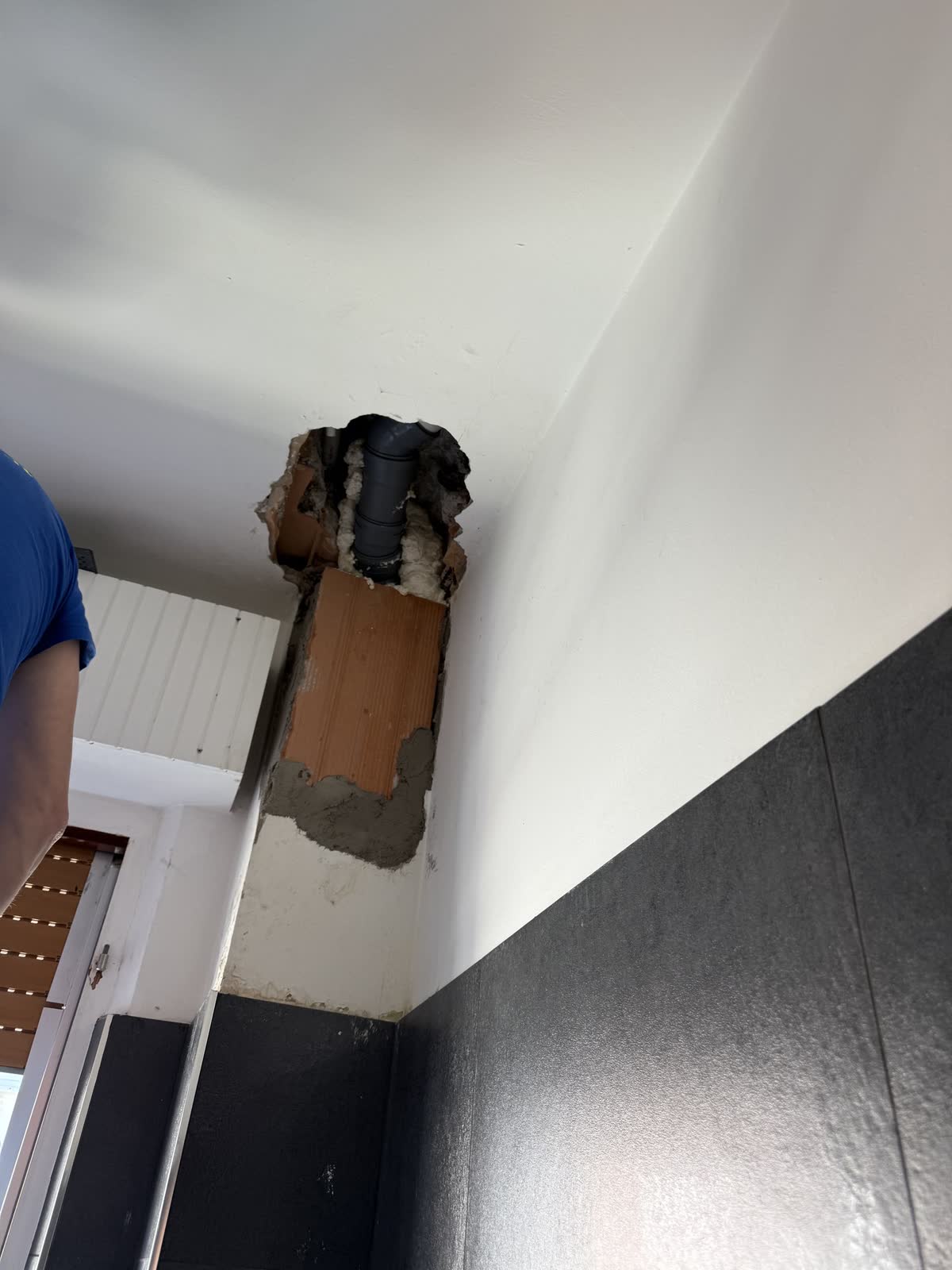 Colonna di scarico sostituita nell'angolo alto di un bagno