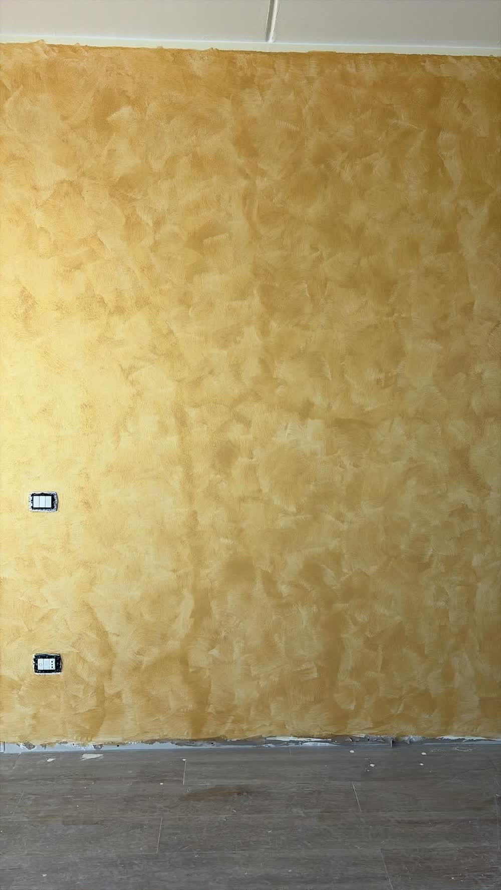 Parete rifinita con decorativo color oro steso a spatola