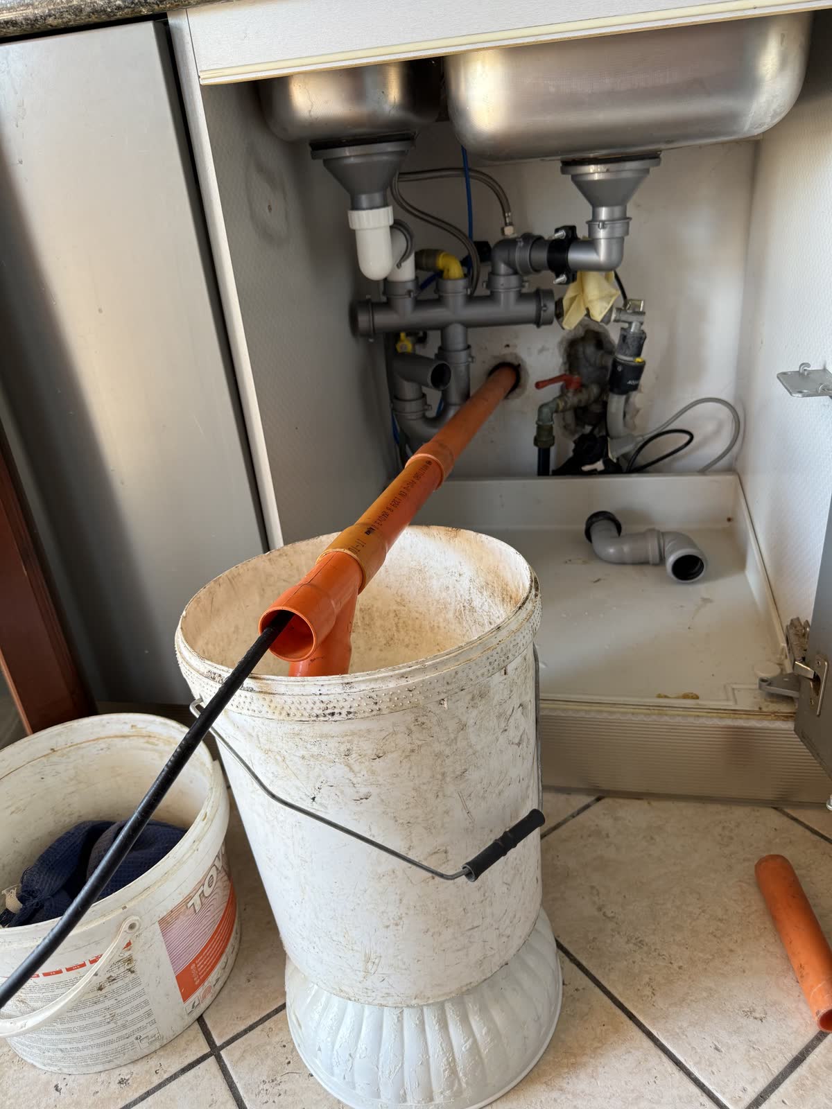 Disotturazione di uno scarico della cucina con la sonda