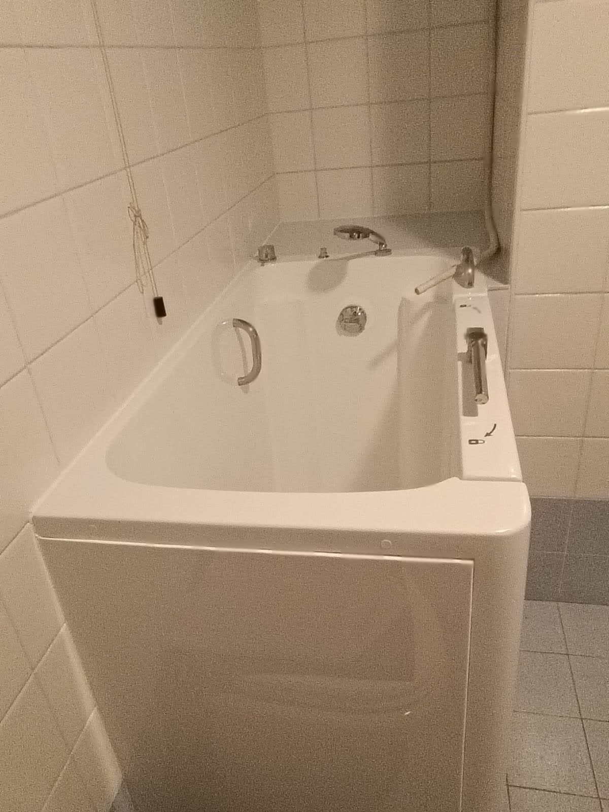 Vasca con sportello apribile montata in un bagno, per entrare camminando senza scavalcare il bordo